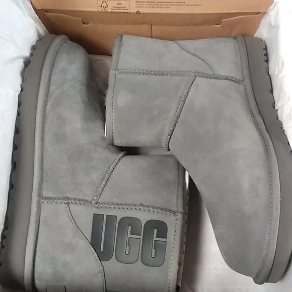 Ugg W Classic Mini UGG Rubber Logo - Picture 9 of 9